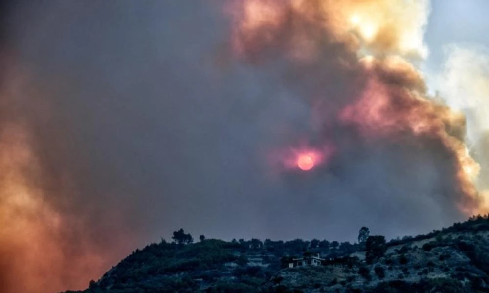 Πυρκαγιά στην Κορινθία: Δύο νεκροί, καταστροφές και αναζωπυρώσεις – Η φωτιά απειλεί τα Τρίκαλα